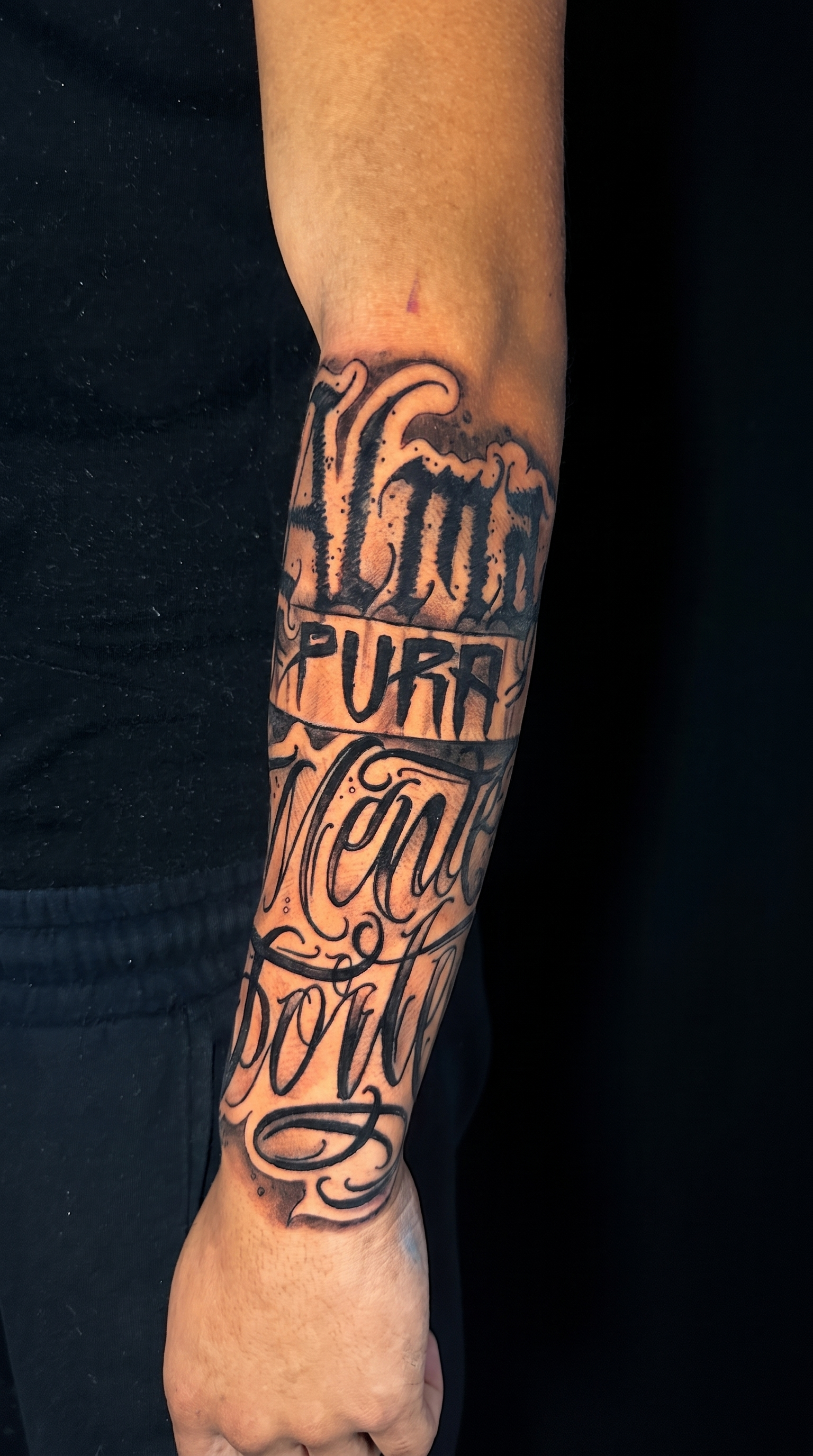 Tatuaje fine line — línea continua